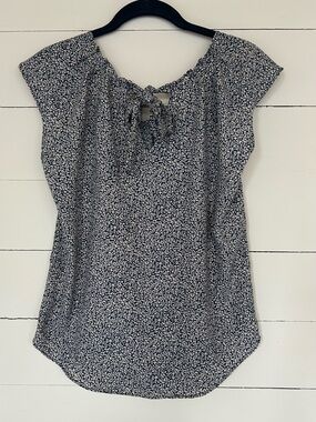 Lauren Conrad Light and Flowy XS 100% Polyester Blouse. Ties in The Back.